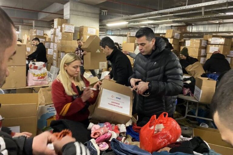 Σεισμός στην Τουρκία: Ο Ανδρέας Πιστιόλης βοηθάει τους πληγέντες