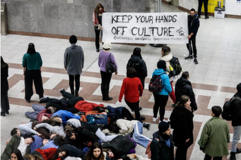 Καλλιτέχνες: Η ιδιαίτερη διαμαρτυρία σπουδαστών Δραματικών Σχολών στο Μετρό στο Σύνταγμα [vid]