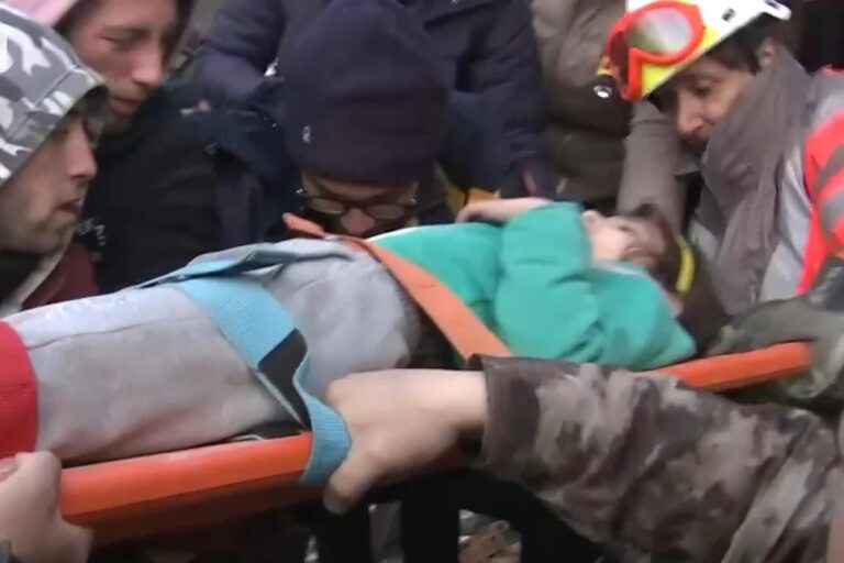Σεισμός Τουρκία: Η ελληνική ΕΜΑΚ προσπαθεί να απεγκλωβίσει δύο μικρά κορίτσια – Δείτε live