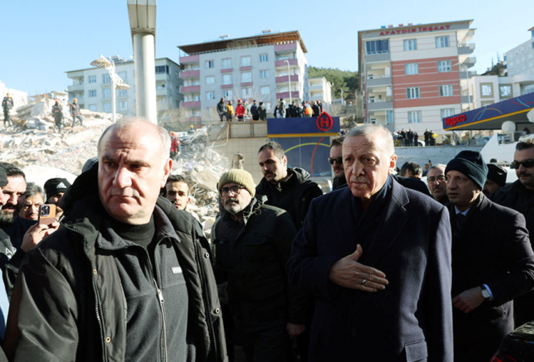 Σεισμός στην Τουρκία: Στις πληγείσες περιοχές ο Ερντογάν – Απαντά στη δριμεία κριτική που δέχεται