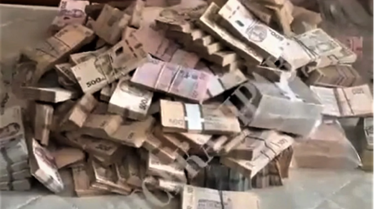 Διαφθορά στην Ουκρανία: Η στιγμή που ανακαλύπτουν τα χρήματα σε καναπέ πρώην υπουργού της κυβέρνησης Ζελένσκι [vid]
