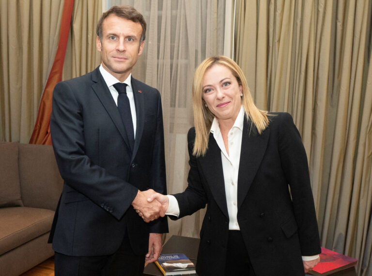 Μελόνι: Ρήγμα στην Ευρώπη – «Ακατάλληλη» η πρόσκληση του Γάλλου προέδρου Μακρόν στον Ζελένσκι