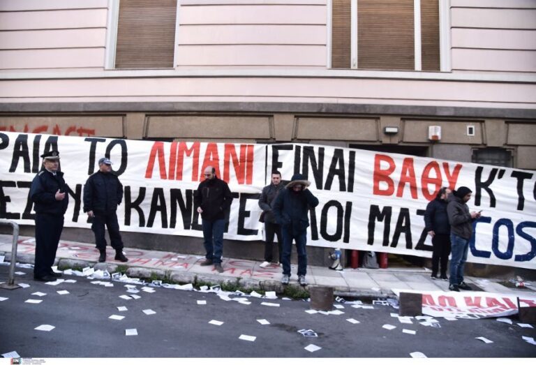 Kατάληψη στο κτήριο του ΣΕΒ από εργαζόμενους της Cosco: Ζητούν την εφαρμογή των βαρέων και ανθυγιεινών ενσήμων