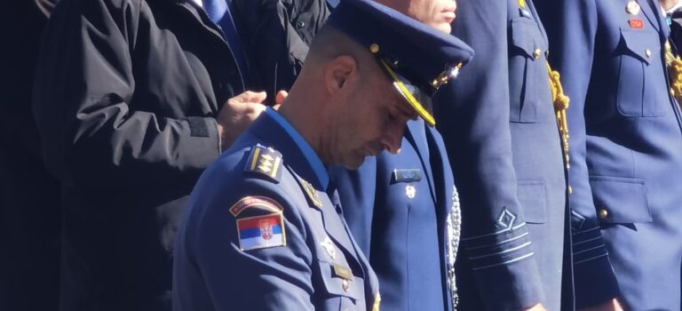 Συγκινεί ο Σέρβος πιλότος που βρέθηκε στην κηδεία του Τουρούτσικα: «Είμαστε μια οικογένεια»