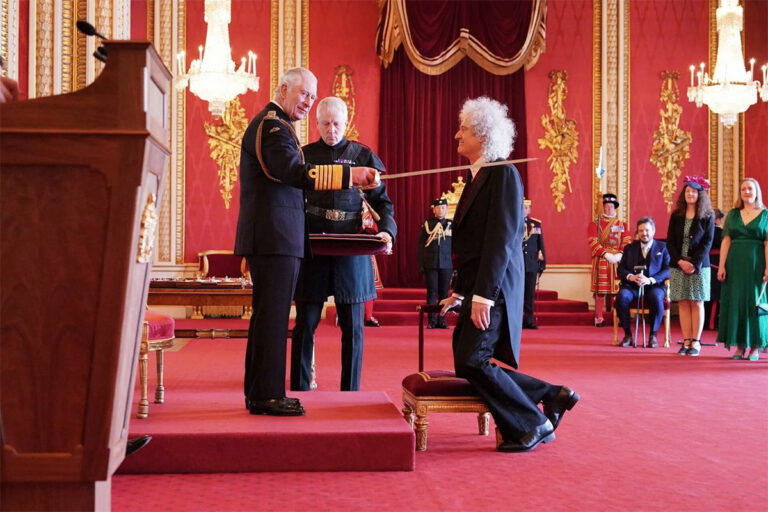Queen: Ο βασιλιάς Κάρολος έχρισε «ιππότη» τον Μπράιαν Μέι, κιθαρίστα του συγκροτήματος