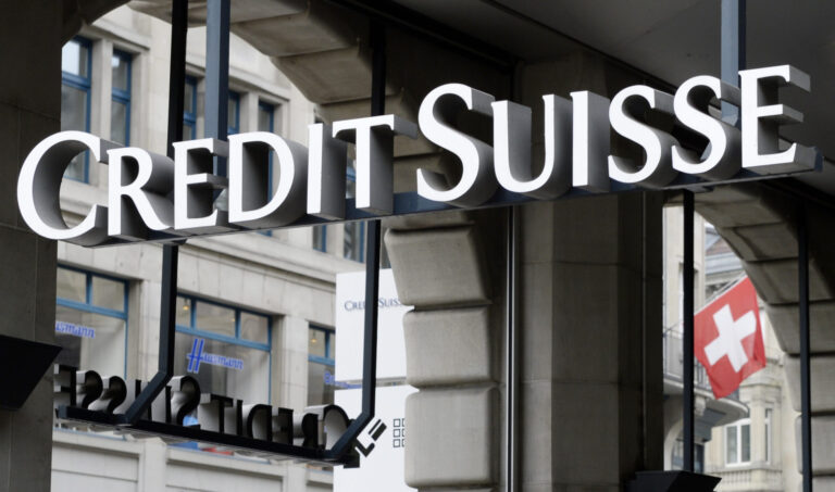 Financial Times: Η ελβετική UBS συζητά την εξαγορά της Credit Suisse