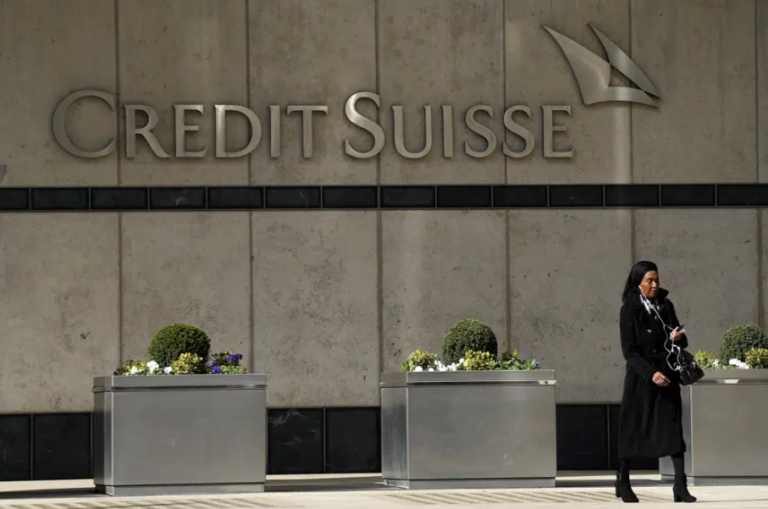 Credit Suisse: Επί ξυρού ακμής – Σταμάτησαν τις συναλλαγές 4 τραπεζικοί κολοσσοί