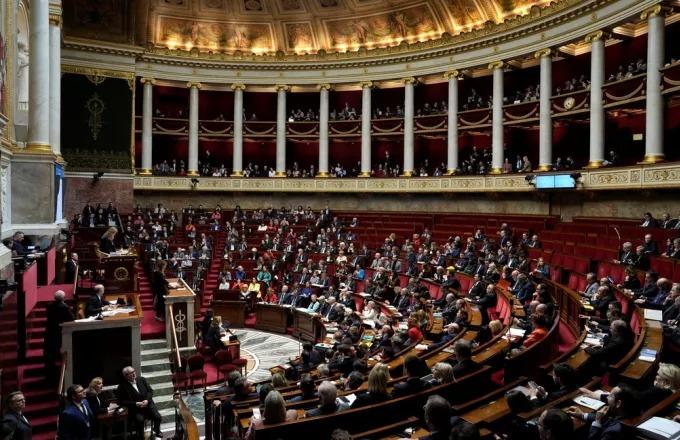 Γαλλία: Απορρίφθηκε για μόλις 9 ψήφους η μια από τις δύο προτάσεις μομφής στην κυβέρνηση Μακρόν