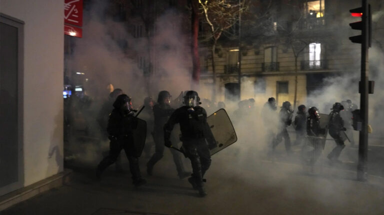 Τρίτη νύχτα ταραχών στη Γαλλία: Βίαια επεισόδια μεταξύ αστυνομικών και διαδηλωτών [vid]