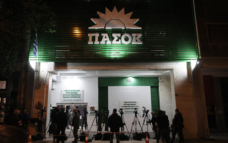 ΠΑΣΟΚ: O Γεωργιάδης αποκάλυψε τα ψέματα Καραμανλή για την ασφάλεια των τρένων