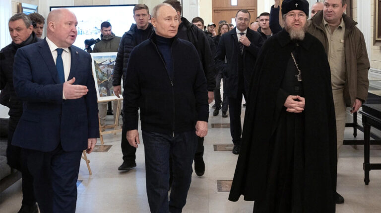 Κριμαία: Βίντεο με τον Πούτιν να κουτσαίνει – Η εμφάνιση που «φούντωσε» ξανά τις φήμες για την υγεία του