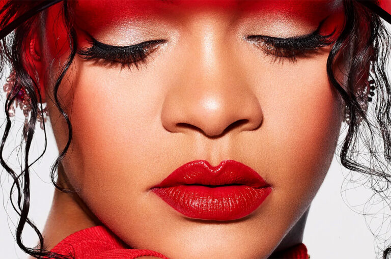 Bow Lips: Πως να αποκτήσετε ζουμερά, κατακόκκινα χείλη – Τo trend των 30s επιστρέφει