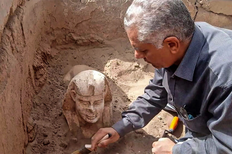 Αίγυπτος: Ανακαλύφθηκε χαμογελαστή «μίνι» Σφίγγα
