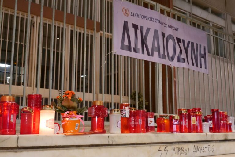 Τέμπη: Τι είπαν οι σταθμάρχες και ο επιθεωρητής έξω από τα δικαστήρια Λάρισας [vid]