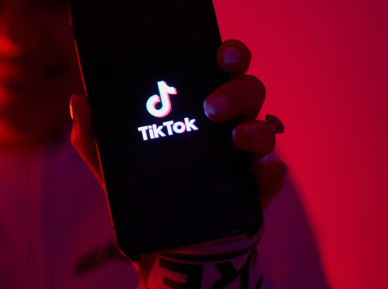 TikTok: Θέτει όριο ημερήσιας χρήσης για νέους κάτω των 18 ετών