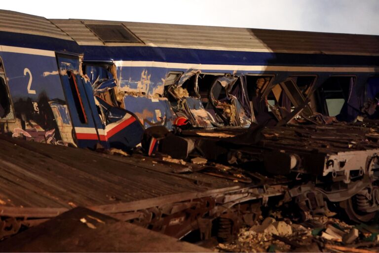 Σύγκρουση τρένων στα Τέμπη: «Από τρία πρώτα βαγόνια δεν έχει μείνει τίποτα», δήλωσε ο δήμαρχος Τεμπών