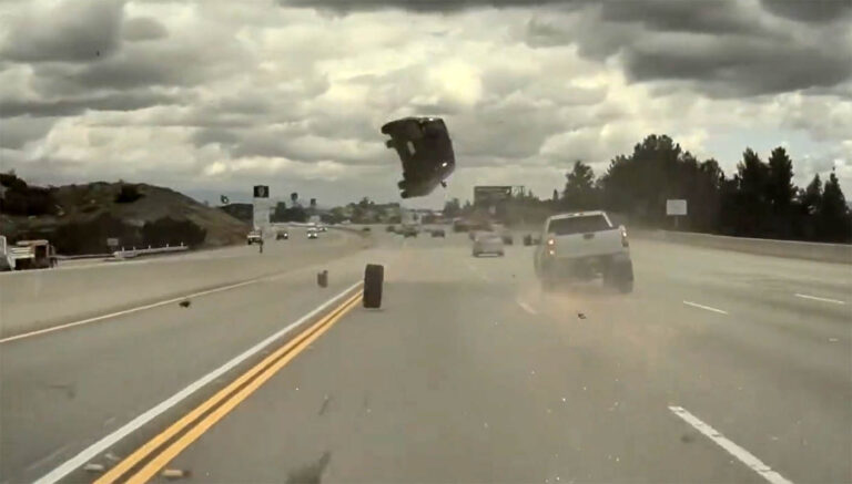 ΗΠΑ: Τρομακτικό τροχαίο – Αυτοκίνητο εκτοξεύεται στον αέρα αφότου χτυπά σε λάστιχο [vid]