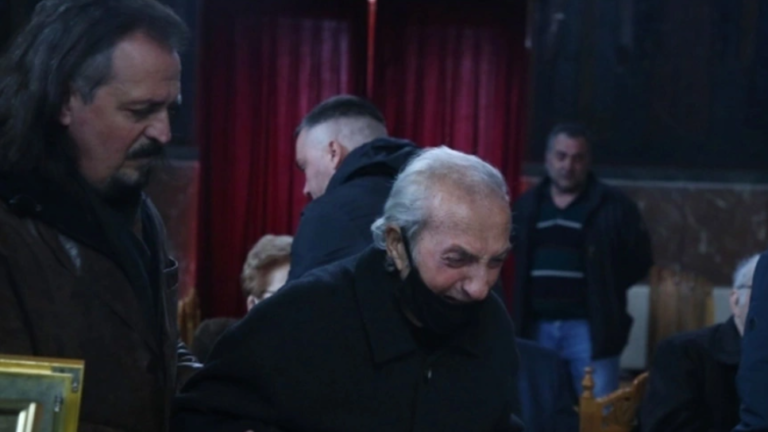 Μίμης Παπαϊωάννου: Συντετριμμένος ο Κώστας Νεστορίδης στο τελευταίο «αντίο» προς τον καλό του φίλο