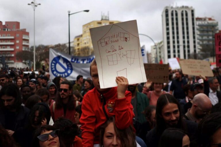 Πορτογαλία: Στους δρόμους χιλιάδες διαδηλωτές για τις υψηλές τιμές στα ενοίκια