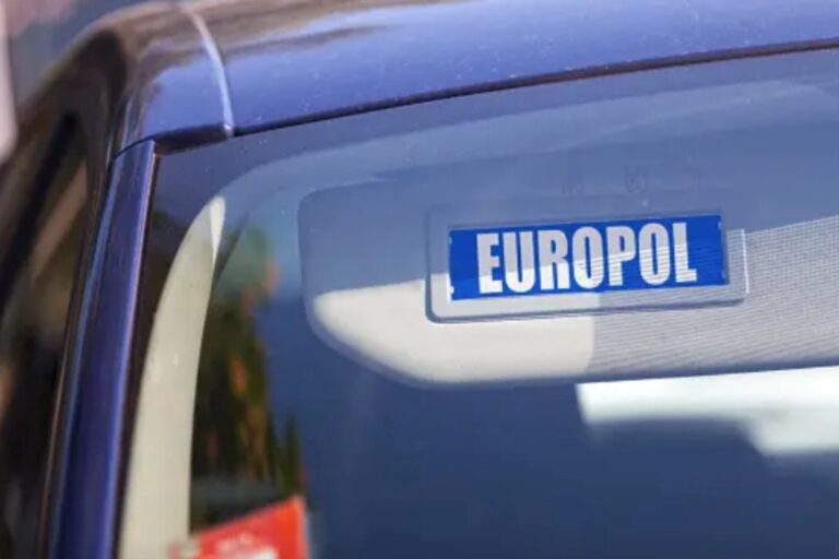 Europol: Εξάρθρωση βαλκανικού καρτέλ – 37 συλλήψεις για όπλα και ναρκωτικά