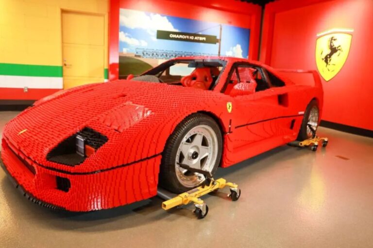 LEGO: Κατασκεύασαν Ferrari από 383.610 τουβλάκια [vid]
