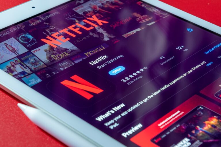 Netflix: Σε εφαρμογή η νέα πολιτική για όσους μοιράζονται τους κωδικούς τους – Ποια είναι η έξτρα χρέωση